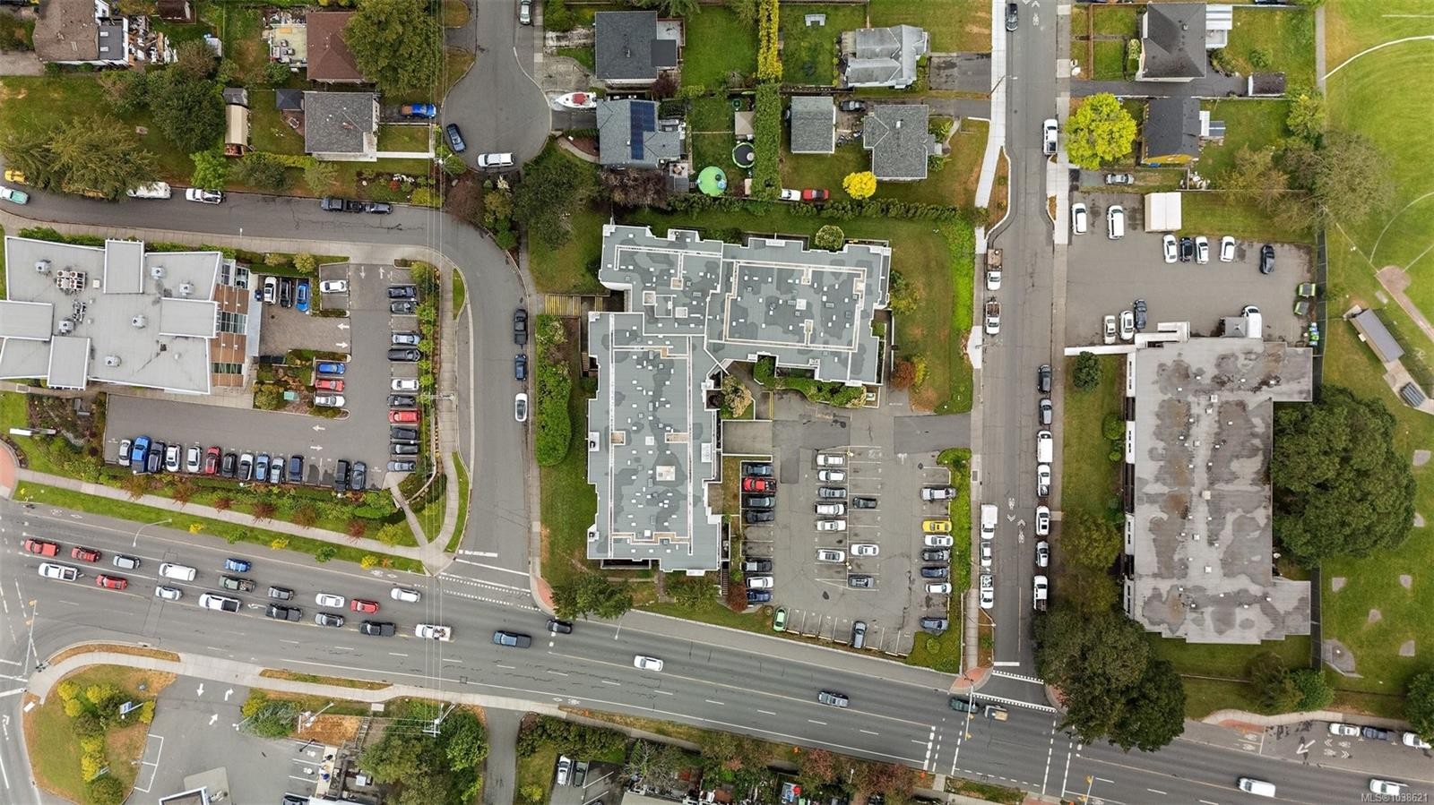 #211-290 Regina Ave, Saanich, BC - With View