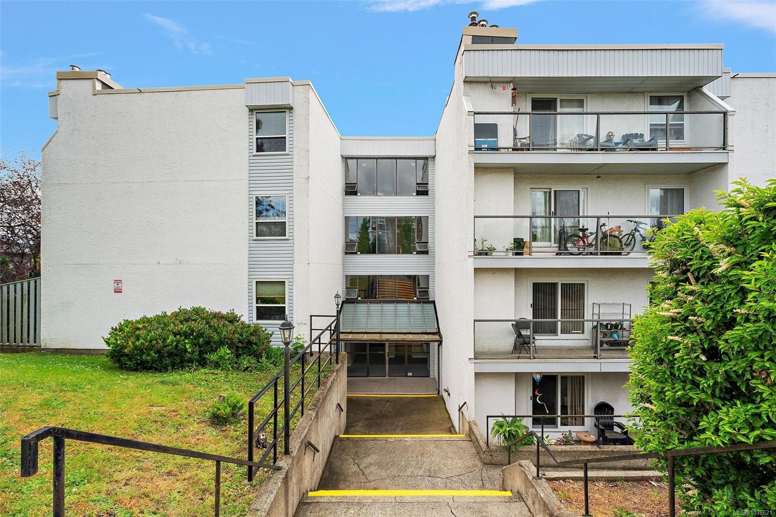 #211-290 Regina Ave, Saanich, BC - Outdoor With Balcony