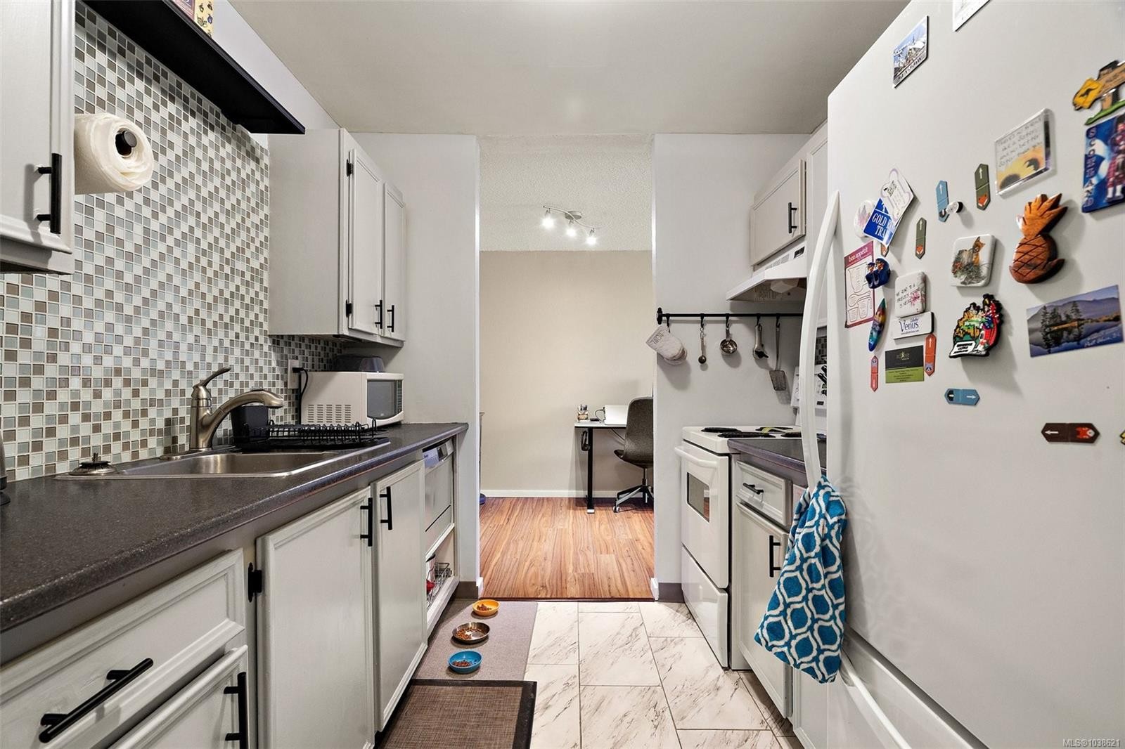 #211-290 Regina Ave, Saanich, BC - Indoor Photo Showing Kitchen With Double Sink