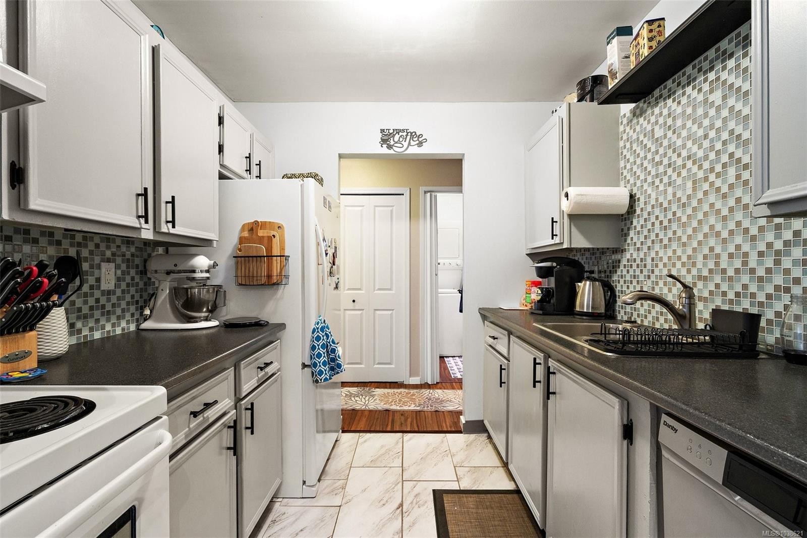#211-290 Regina Ave, Saanich, BC - Indoor Photo Showing Kitchen