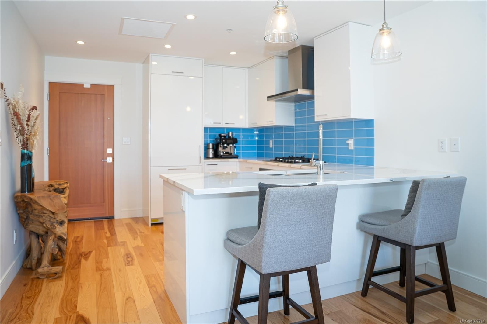 #408-916 Lyall St, Esquimalt, BC - Indoor Photo Showing Kitchen With Upgraded Kitchen