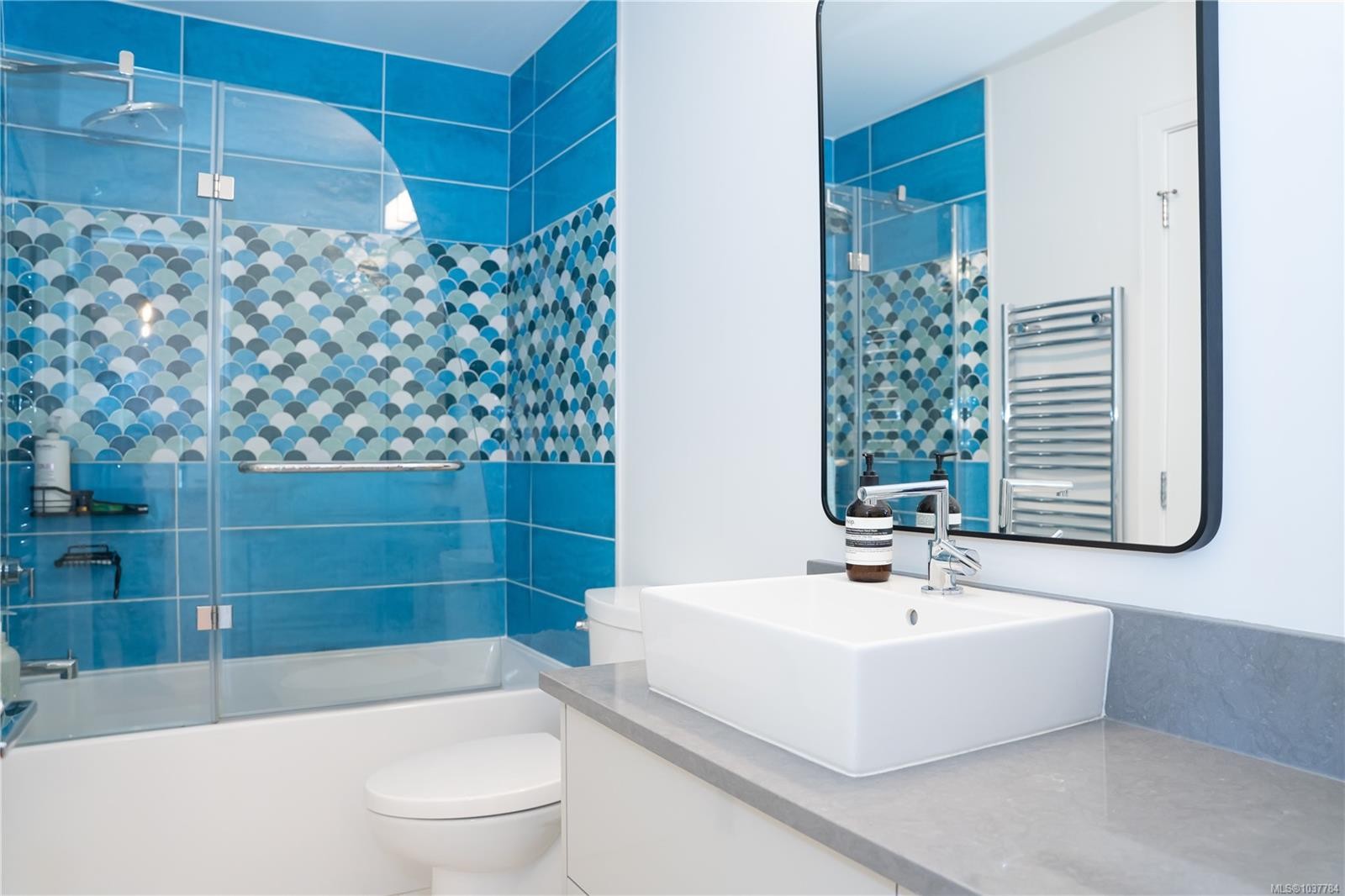 #408-916 Lyall St, Esquimalt, BC - Indoor Photo Showing Bathroom