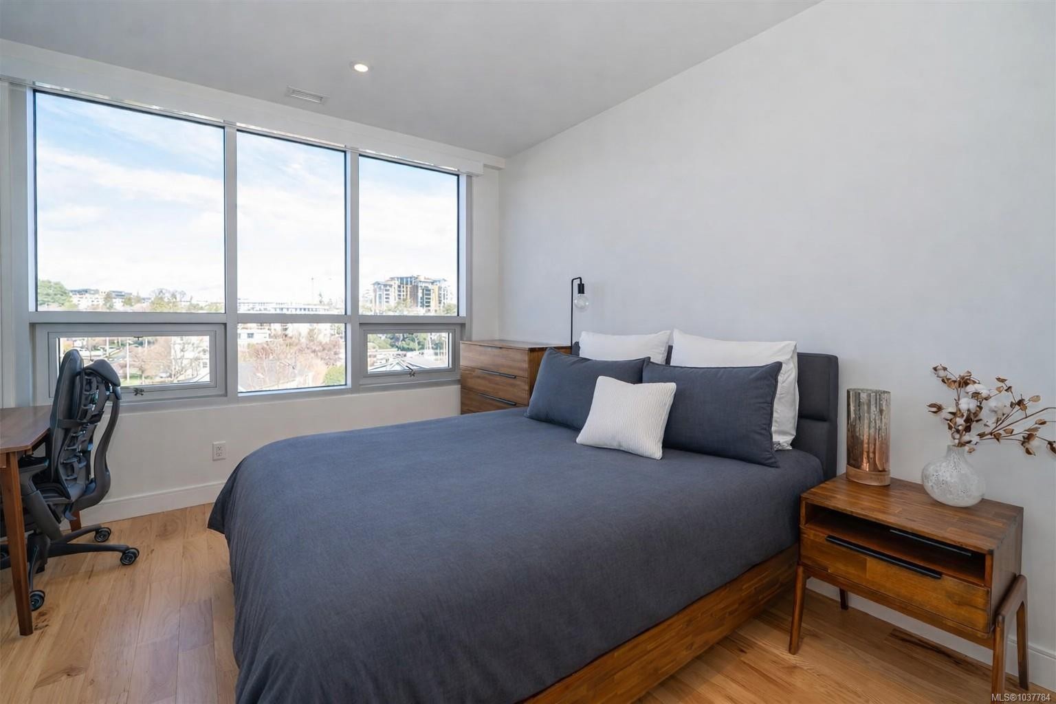 #408-916 Lyall St, Esquimalt, BC - Indoor Photo Showing Bedroom