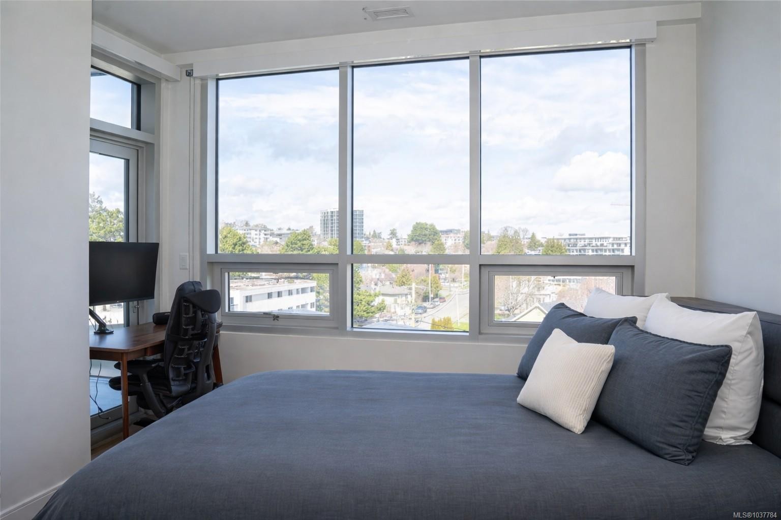#408-916 Lyall St, Esquimalt, BC - Indoor Photo Showing Bedroom