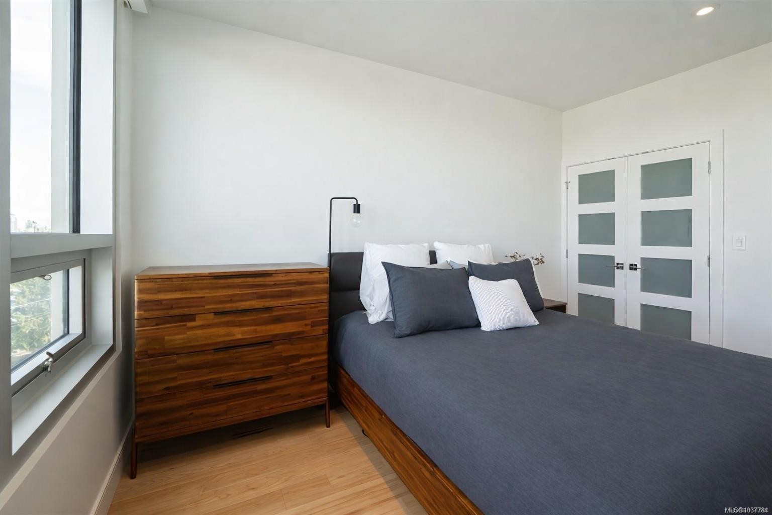#408-916 Lyall St, Esquimalt, BC - Indoor Photo Showing Bedroom