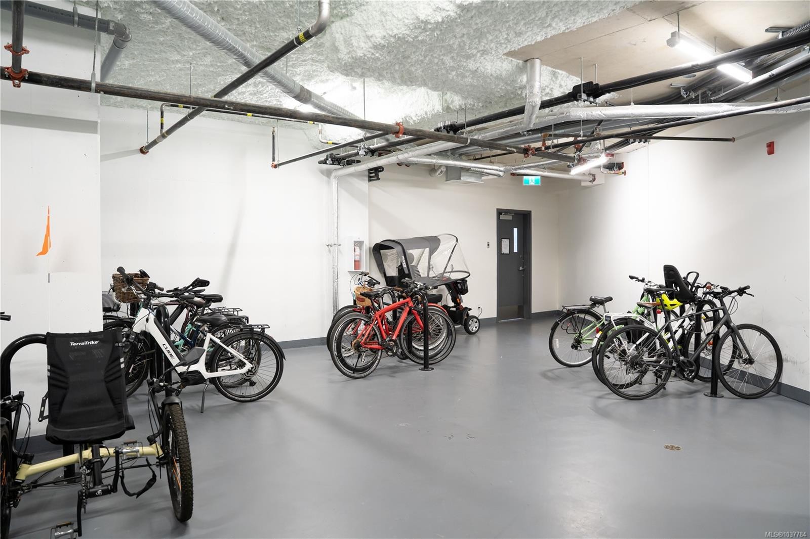 #408-916 Lyall St, Esquimalt, BC - Indoor Photo Showing Garage