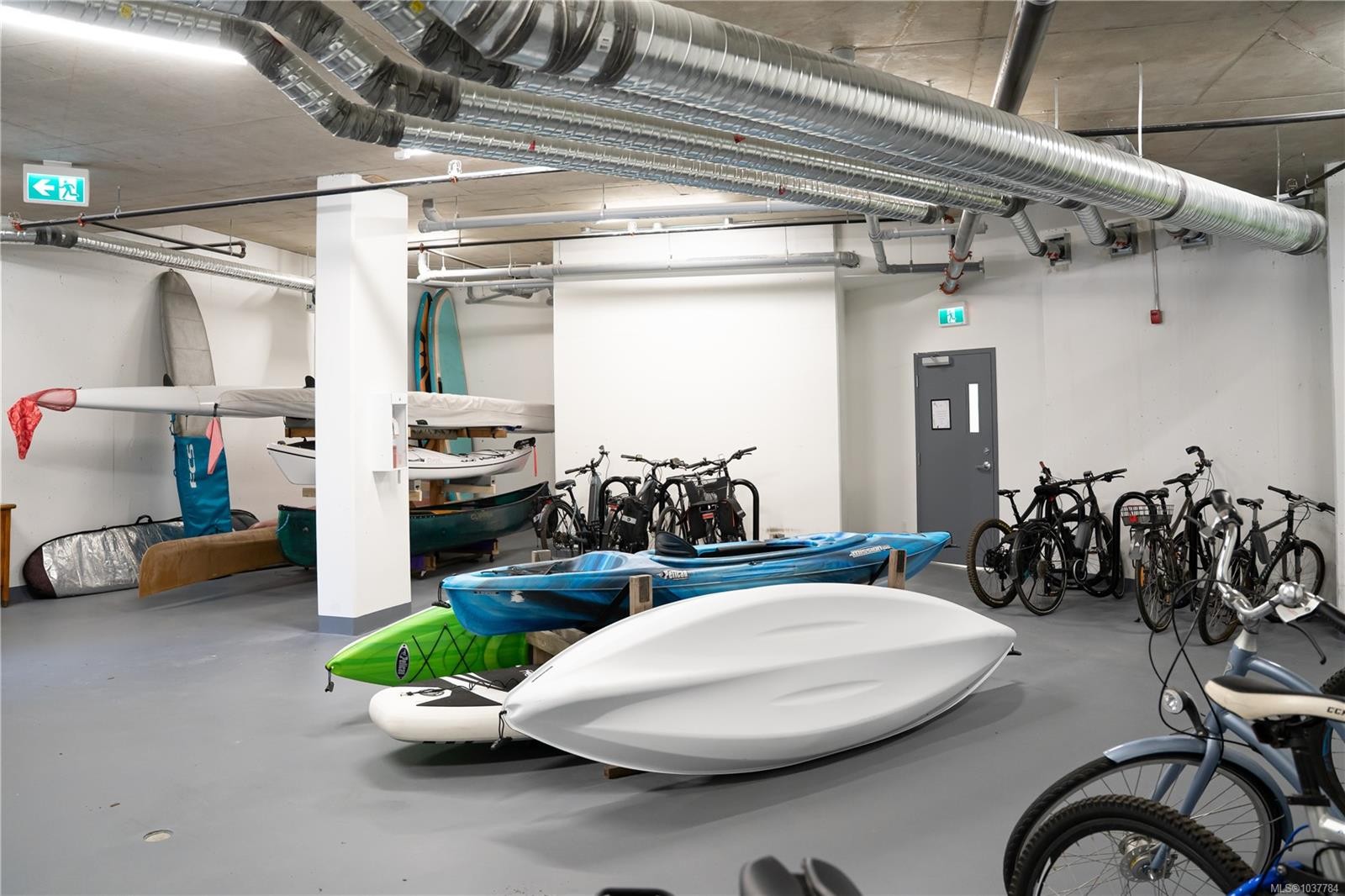#408-916 Lyall St, Esquimalt, BC - Indoor Photo Showing Garage