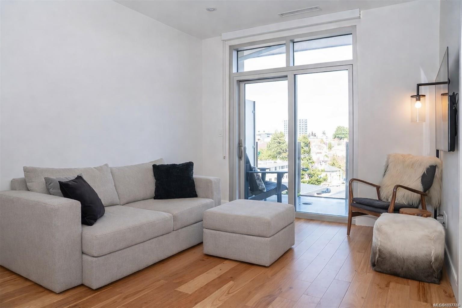 #408-916 Lyall St, Esquimalt, BC - Indoor Photo Showing Living Room