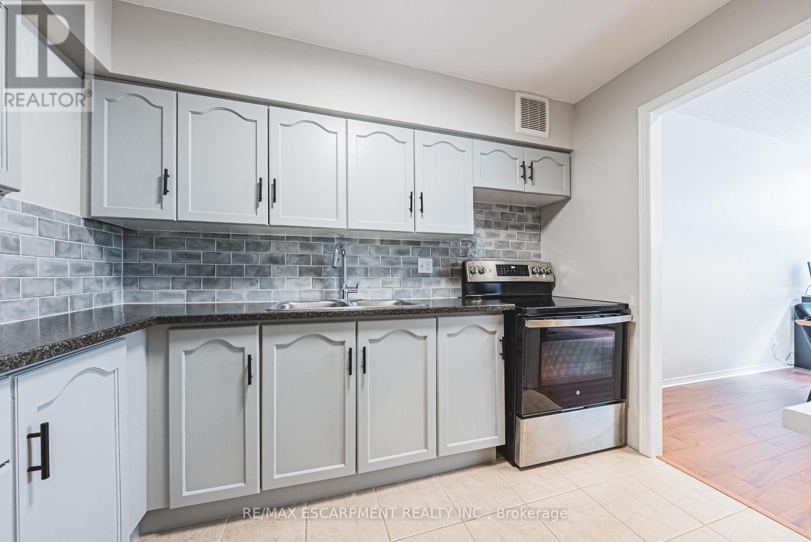103 - 180 Limeridge Road W, Hamilton, ON - Indoor Photo Showing Kitchen