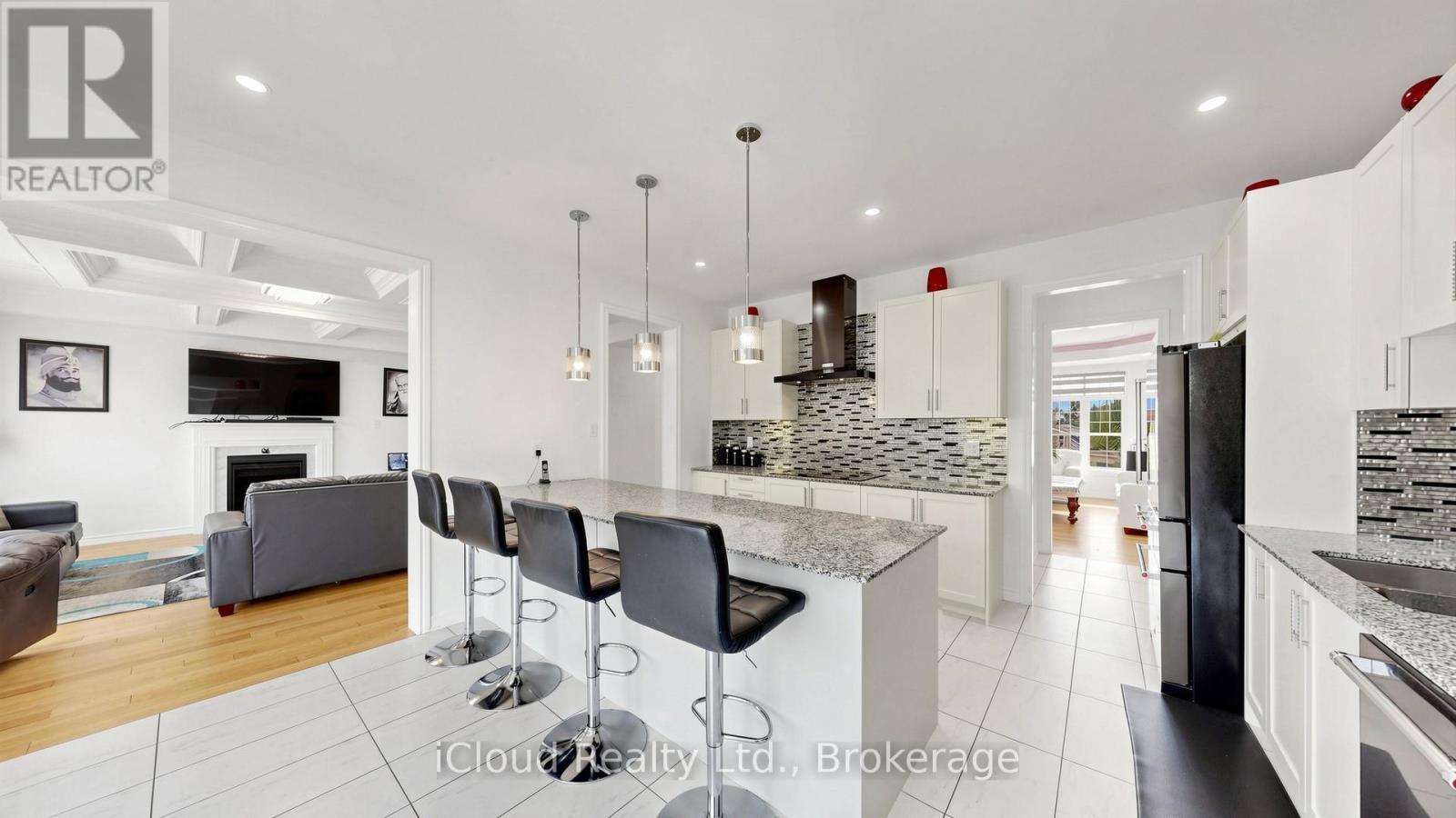 193 Thornbush Boulevard E, Brampton, ON - Indoor Photo Showing Kitchen With Upgraded Kitchen