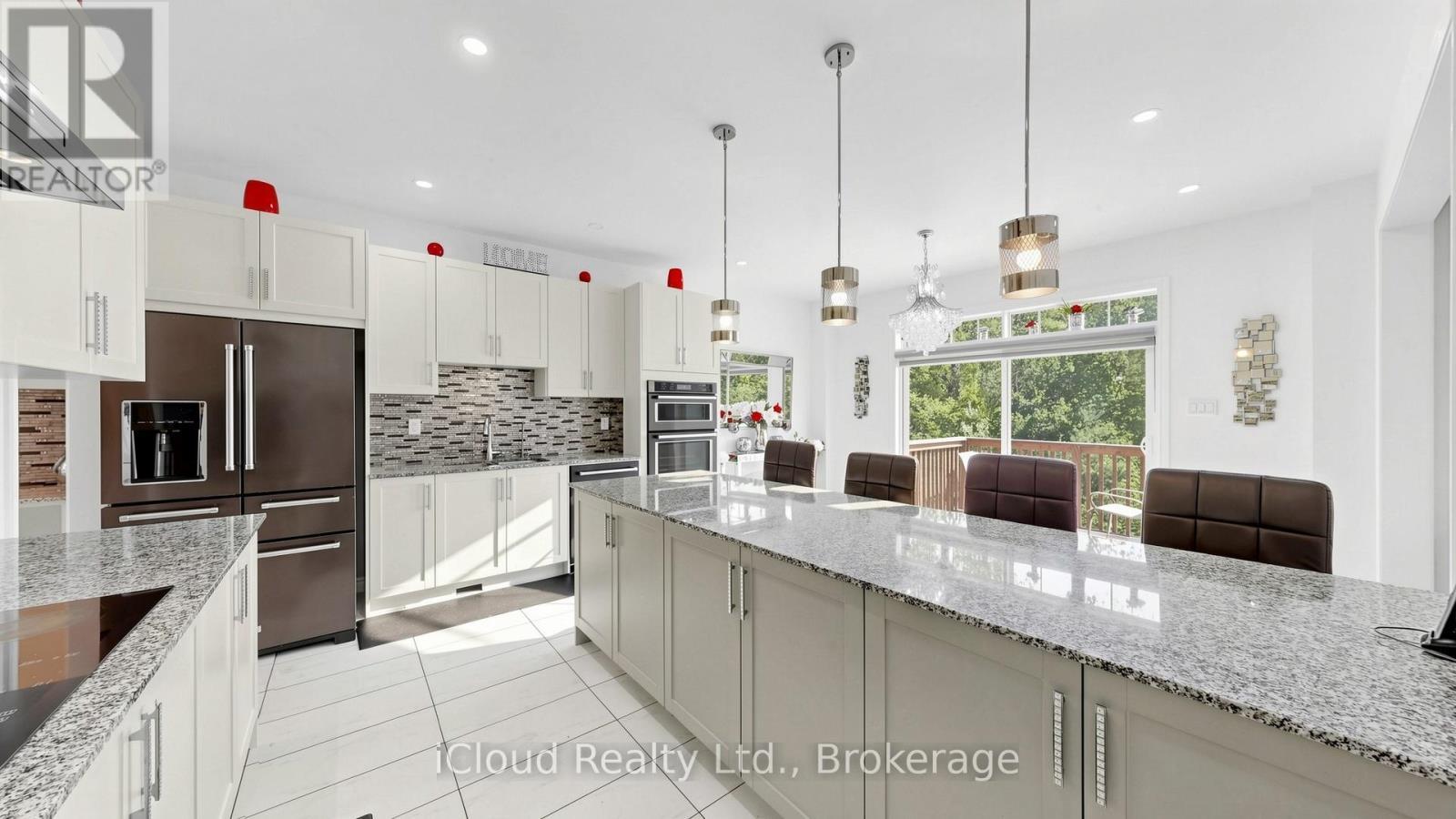 193 Thornbush Boulevard E, Brampton, ON - Indoor Photo Showing Kitchen With Upgraded Kitchen
