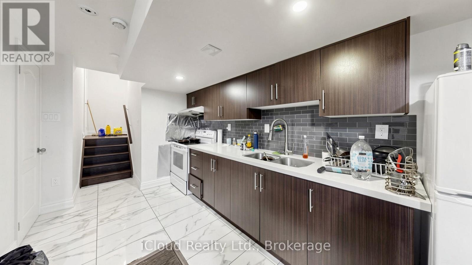 193 Thornbush Boulevard E, Brampton, ON - Indoor Photo Showing Kitchen With Double Sink With Upgraded Kitchen