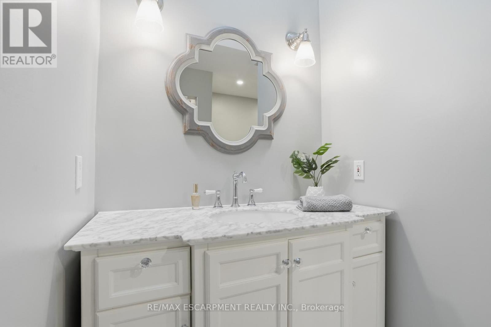 1987 Snake Road, Burlington, ON - Indoor Photo Showing Bathroom