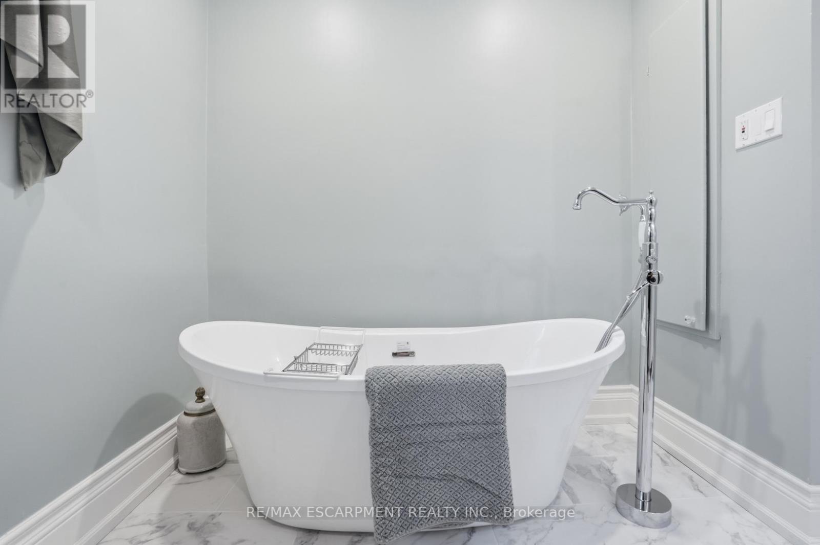 1987 Snake Road, Burlington, ON - Indoor Photo Showing Bathroom