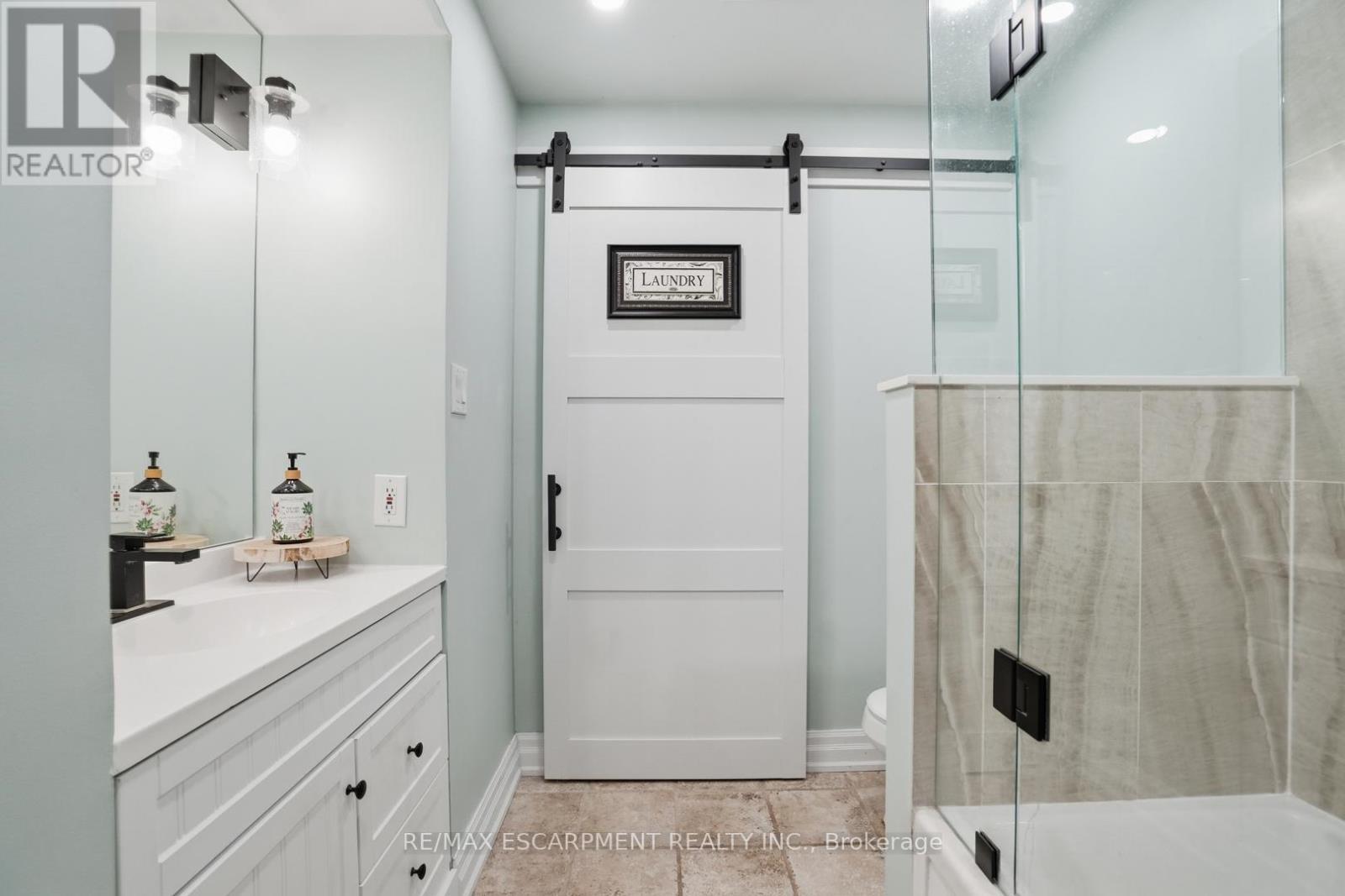 1987 Snake Road, Burlington, ON - Indoor Photo Showing Bathroom