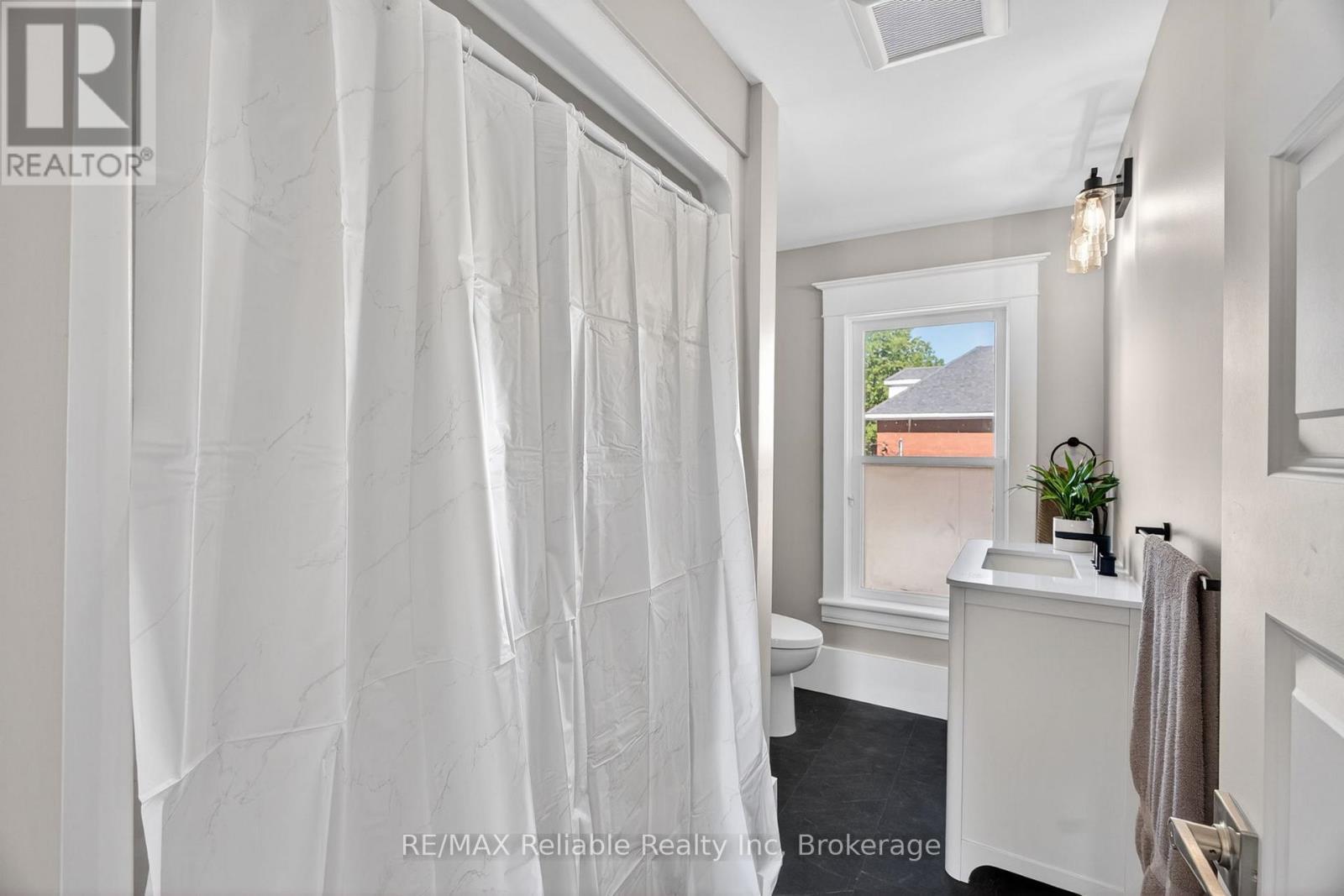 4 piece bathroom - 185 Trafalgar Street, West Perth (Mitchell), ON - Indoor Photo Showing Other Room