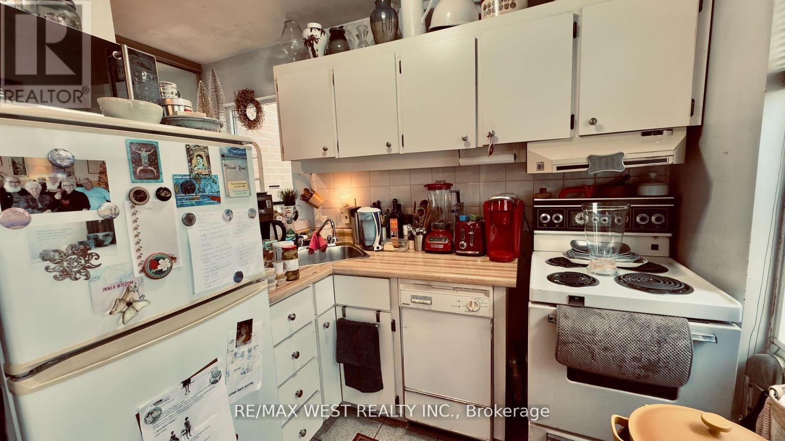 1061 Bathurst Street, Toronto, ON - Indoor Photo Showing Kitchen