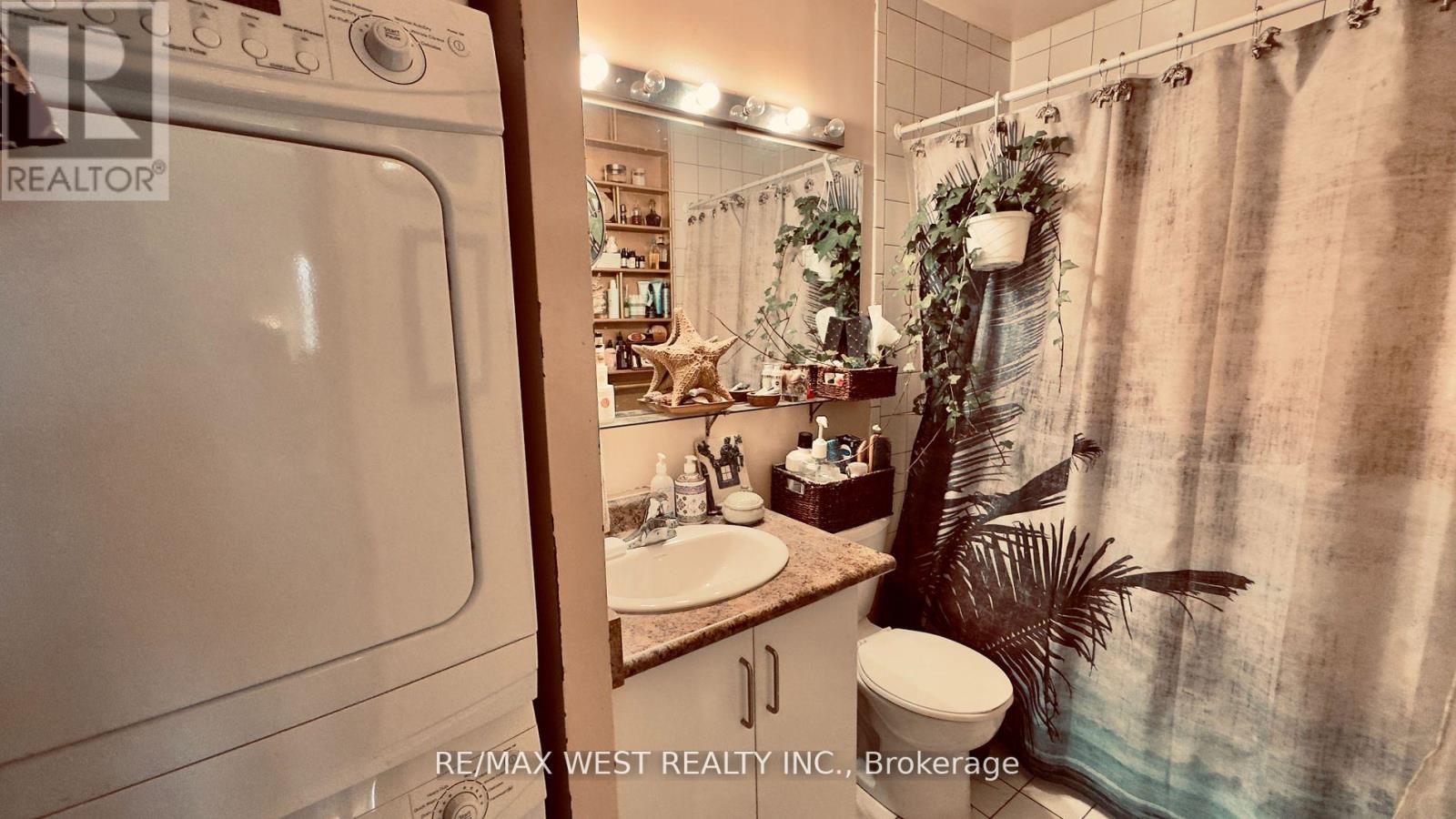 1061 Bathurst Street, Toronto, ON - Indoor Photo Showing Bathroom