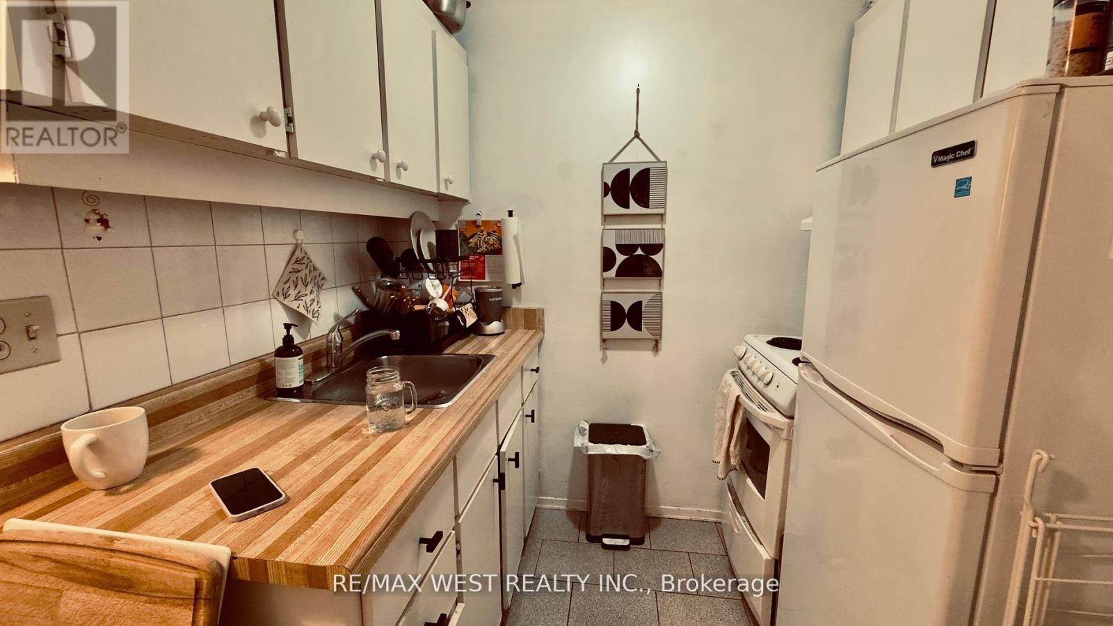 1061 Bathurst Street, Toronto, ON - Indoor