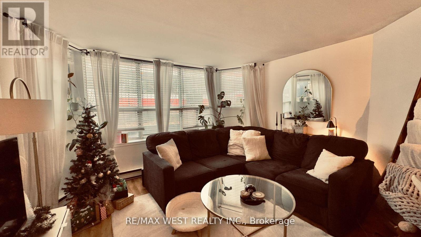1061 Bathurst Street, Toronto, ON - Indoor Photo Showing Living Room