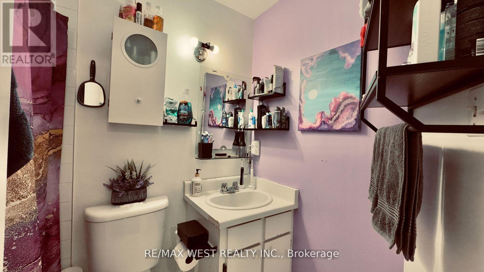 1061 Bathurst Street, Toronto, ON - Indoor Photo Showing Bathroom