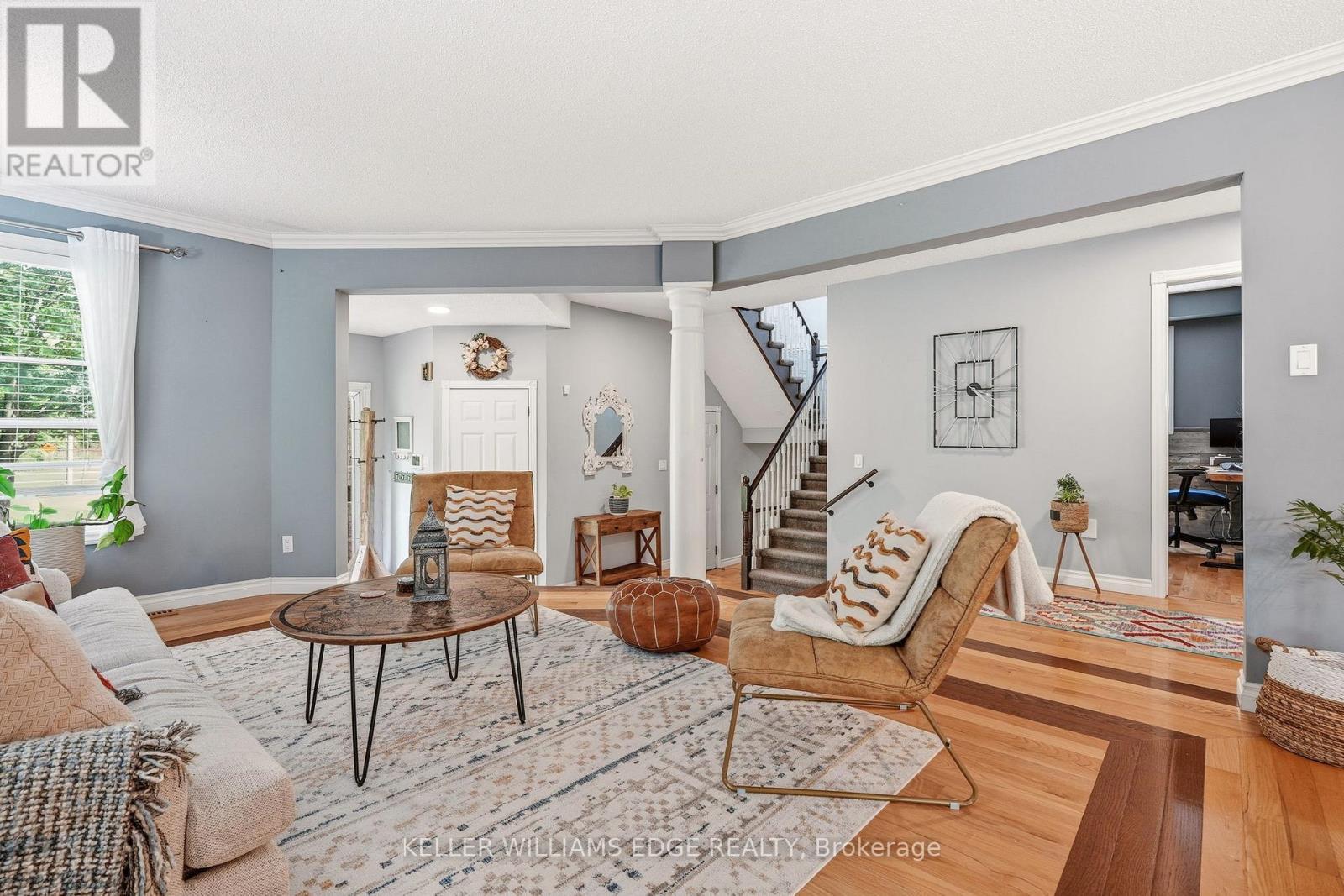 Bright living area with hardwood & large windows - 149 Cove Crescent, Hamilton, ON - Indoor Photo Showing Living Room