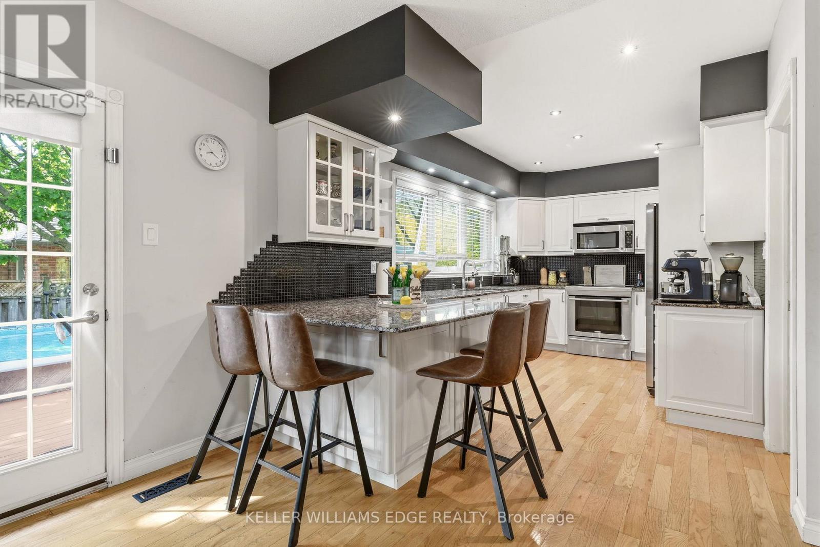 Updated kitchen w/ SS appliances & breakfast bar - 149 Cove Crescent, Hamilton, ON - Indoor