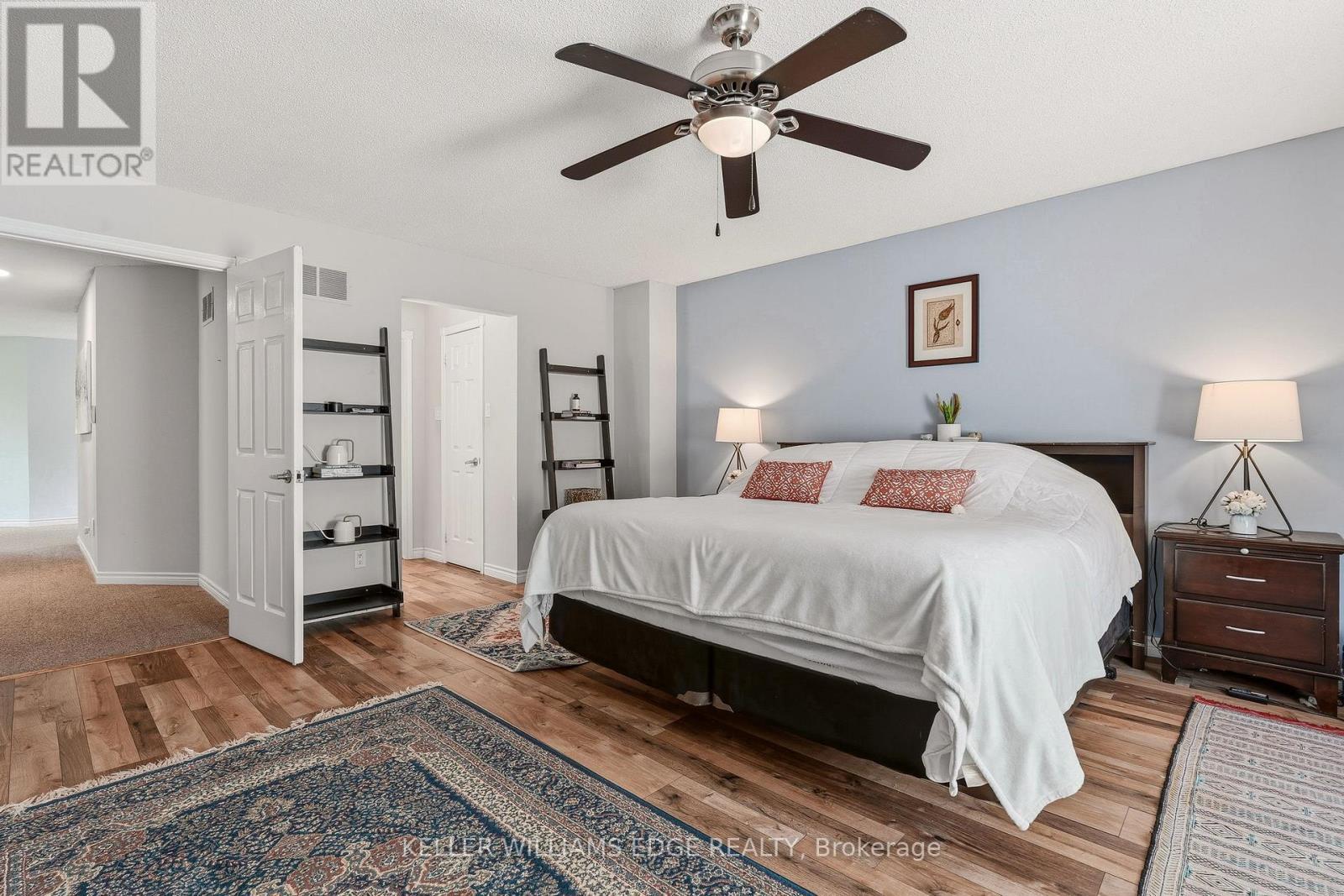 Primary bedroom w/ 5PC Ensuite, bay window & WIC - 149 Cove Crescent, Hamilton, ON - Indoor Photo Showing Bedroom