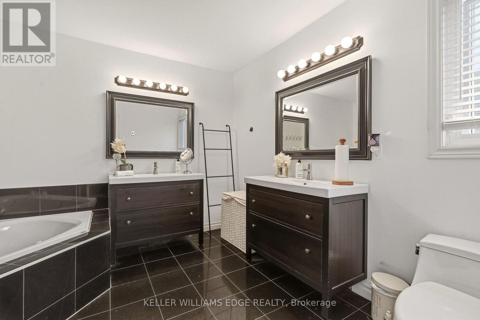 Primary Bedroom's spa-inspired 5-piece ensuite - 149 Cove Crescent, Hamilton, ON - Indoor Photo Showing Bathroom