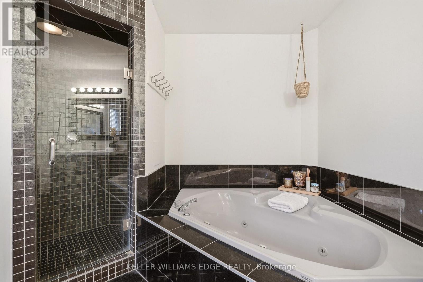 Primary Bedroom's spa-inspired 5-piece ensuite - 149 Cove Crescent, Hamilton, ON - Indoor Photo Showing Bathroom