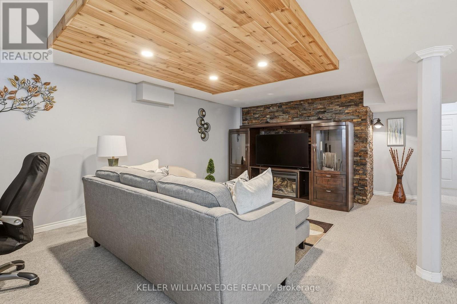 Basement rec room w/ wet bar & stone accent wall - 149 Cove Crescent, Hamilton, ON - Indoor