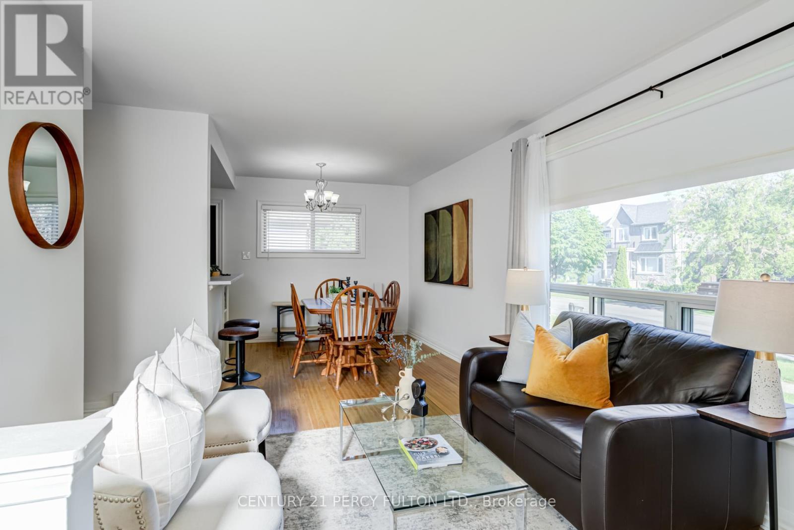 10 Mendip Crescent, Toronto, ON - Indoor Photo Showing Living Room