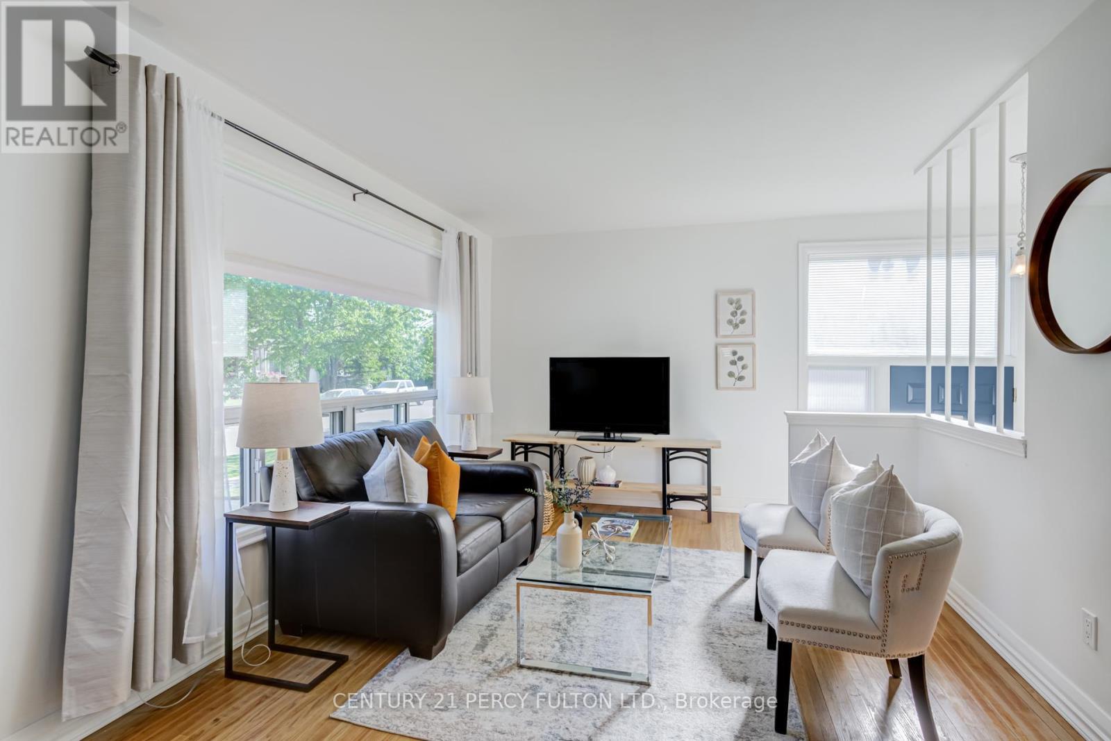 10 Mendip Crescent, Toronto, ON - Indoor Photo Showing Living Room