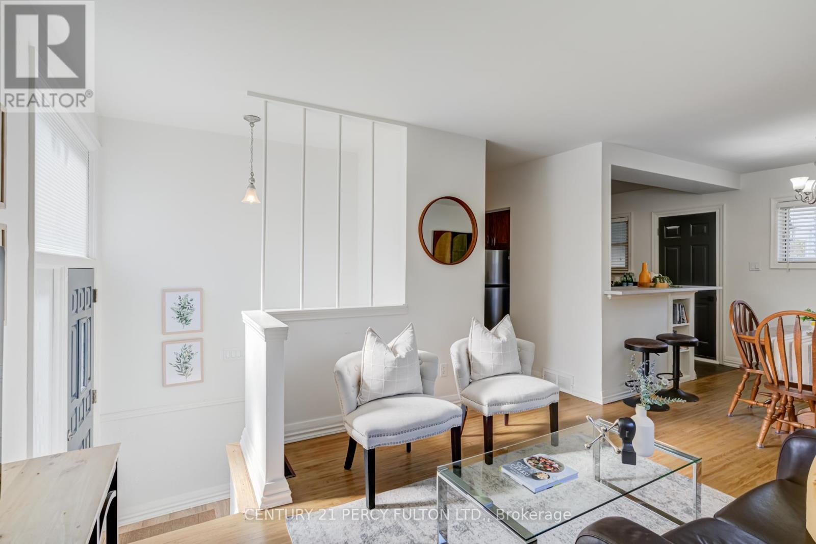 10 Mendip Crescent, Toronto, ON - Indoor Photo Showing Living Room