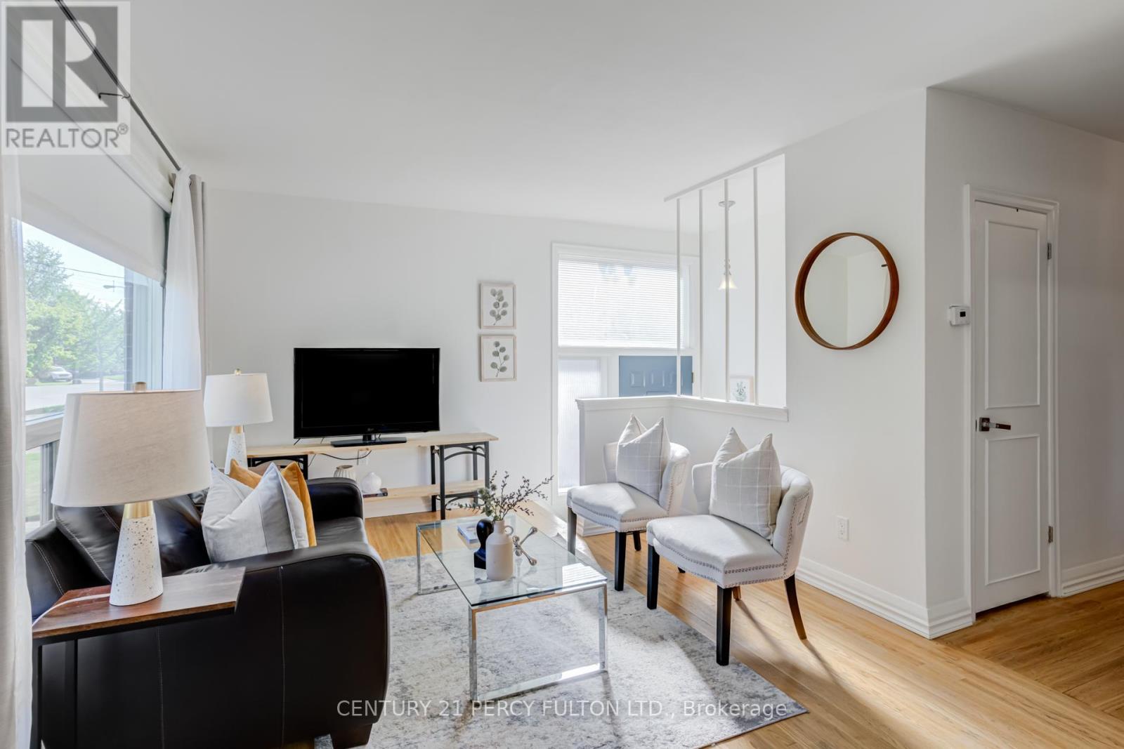 10 Mendip Crescent, Toronto, ON - Indoor Photo Showing Living Room