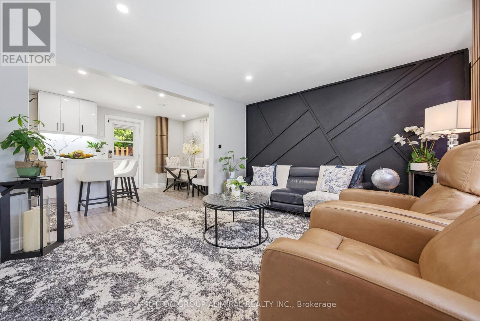 20 Brock Street E, Oshawa, ON - Indoor Photo Showing Living Room