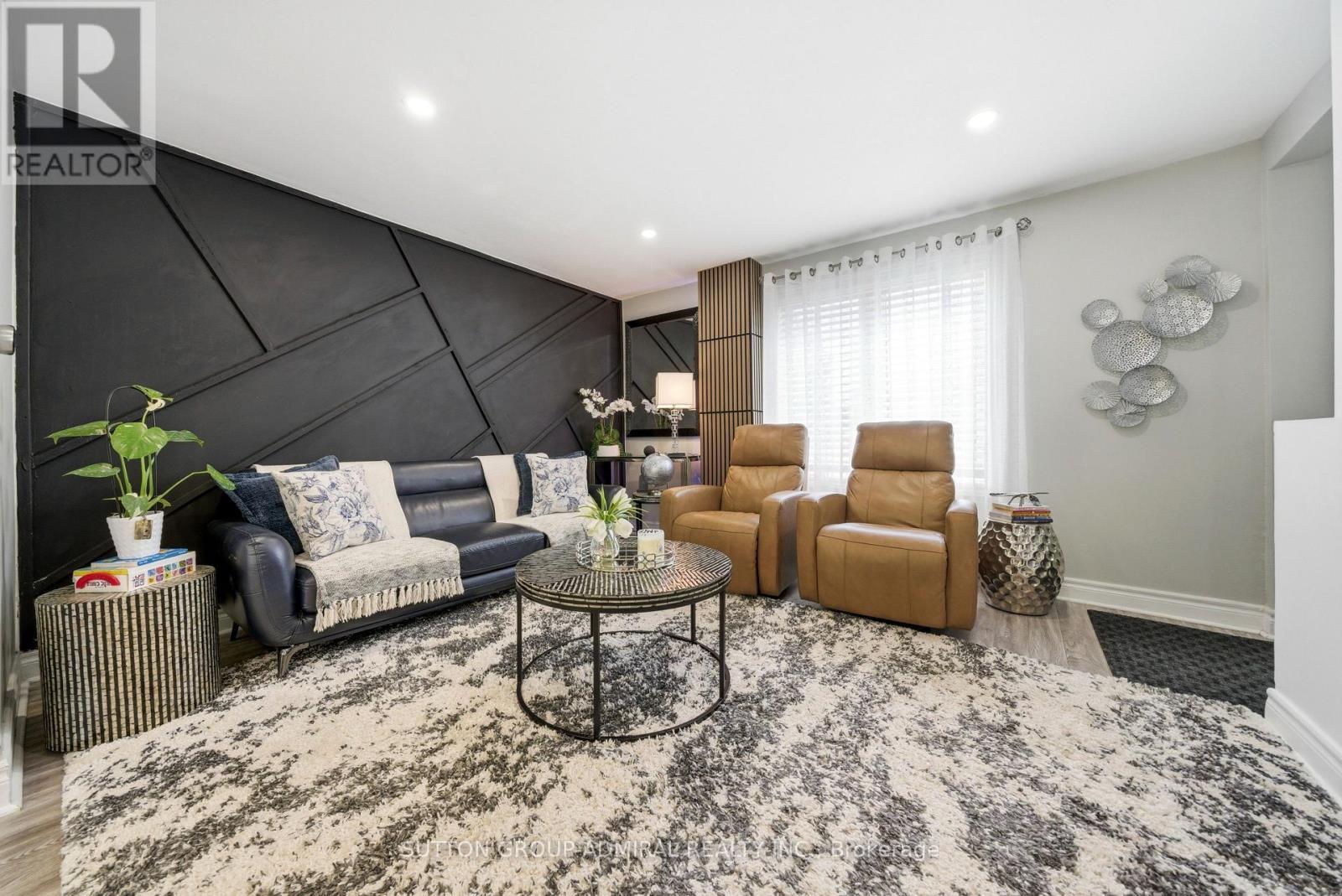 20 Brock Street E, Oshawa, ON - Indoor Photo Showing Living Room