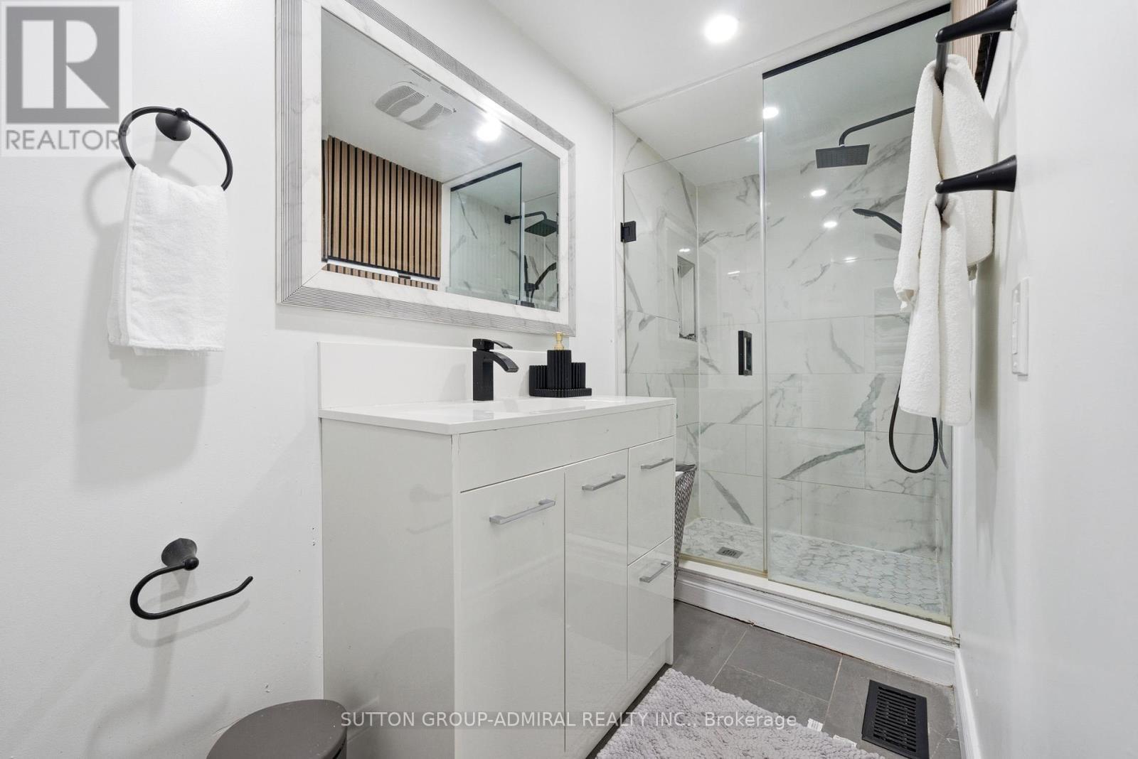 20 Brock Street E, Oshawa, ON - Indoor Photo Showing Bathroom