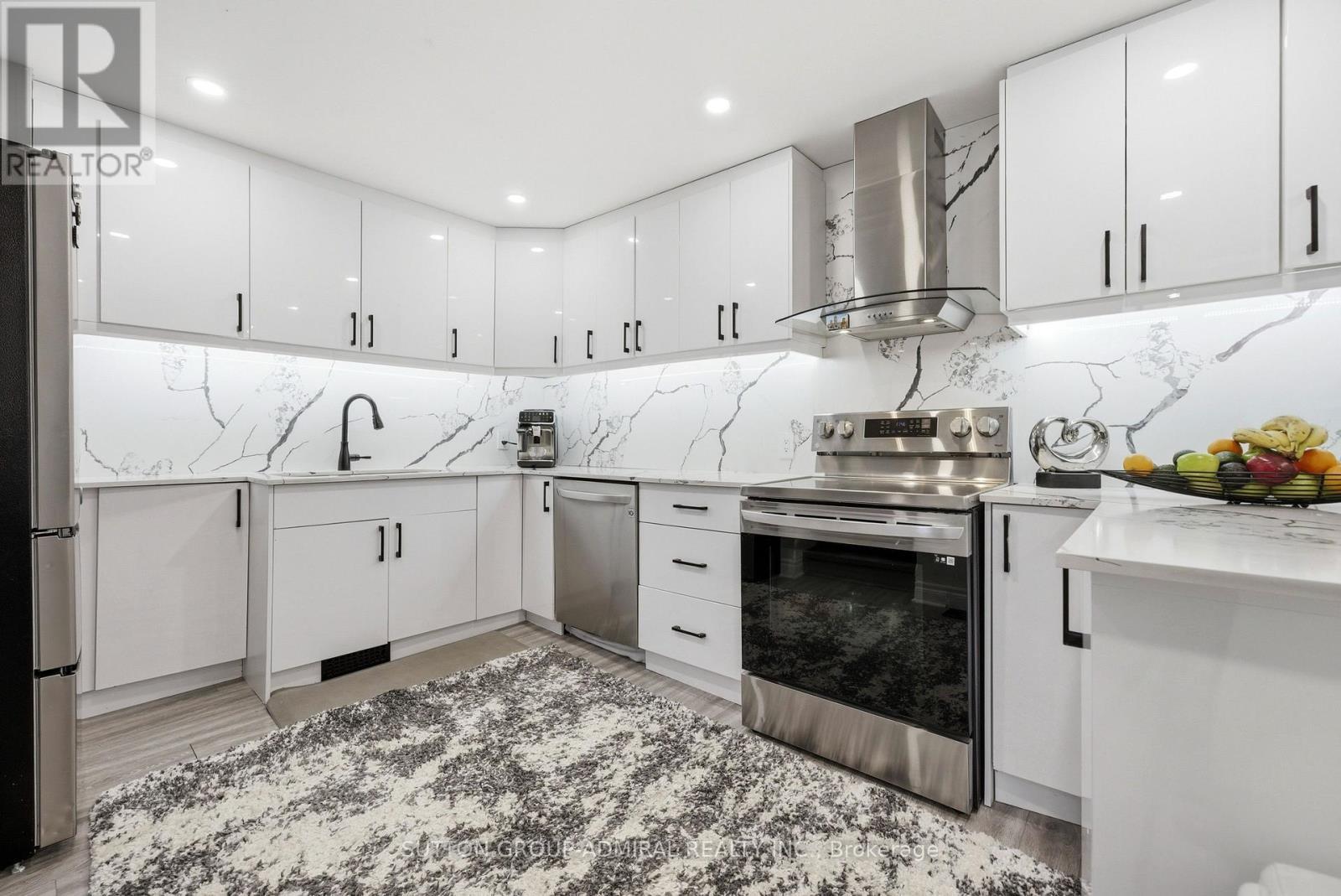 20 Brock Street E, Oshawa, ON - Indoor Photo Showing Kitchen With Upgraded Kitchen