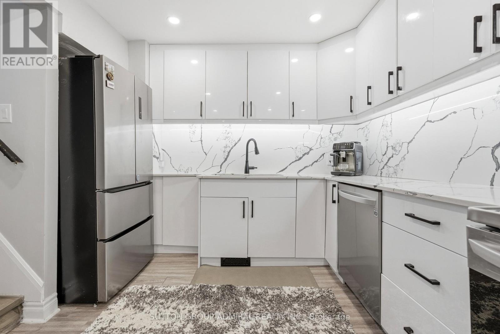 20 Brock Street E, Oshawa, ON - Indoor Photo Showing Kitchen With Upgraded Kitchen