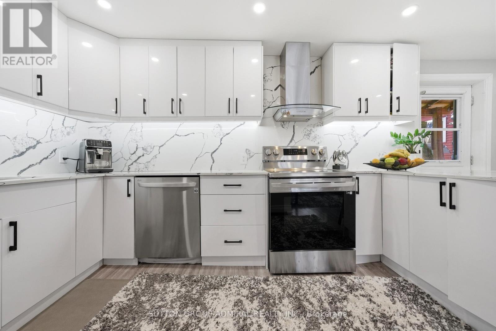 20 Brock Street E, Oshawa, ON - Indoor Photo Showing Kitchen With Upgraded Kitchen