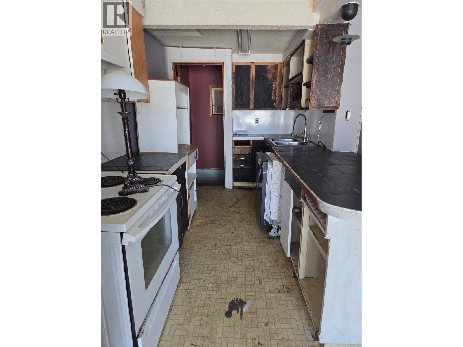 304 Mcanally Street, Trail, BC - Indoor Photo Showing Kitchen With Double Sink