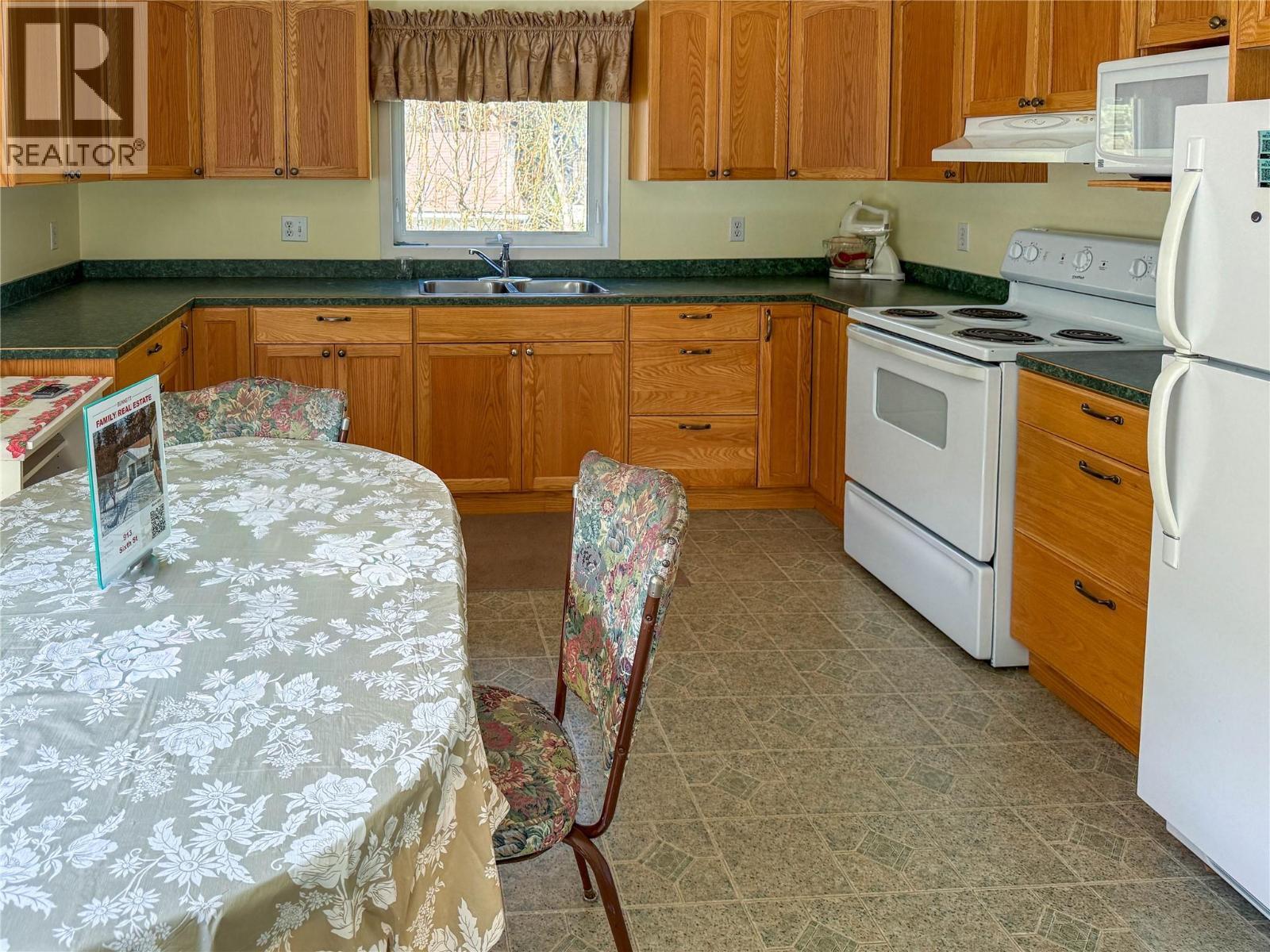 913 Sixth Street, Nelson, BC - Indoor Photo Showing Kitchen With Double Sink