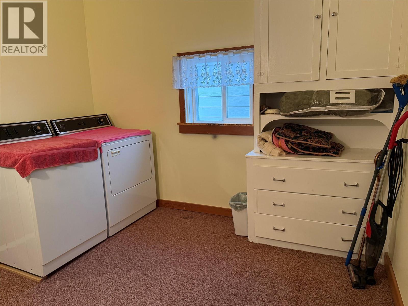913 Sixth Street, Nelson, BC - Indoor Photo Showing Laundry Room