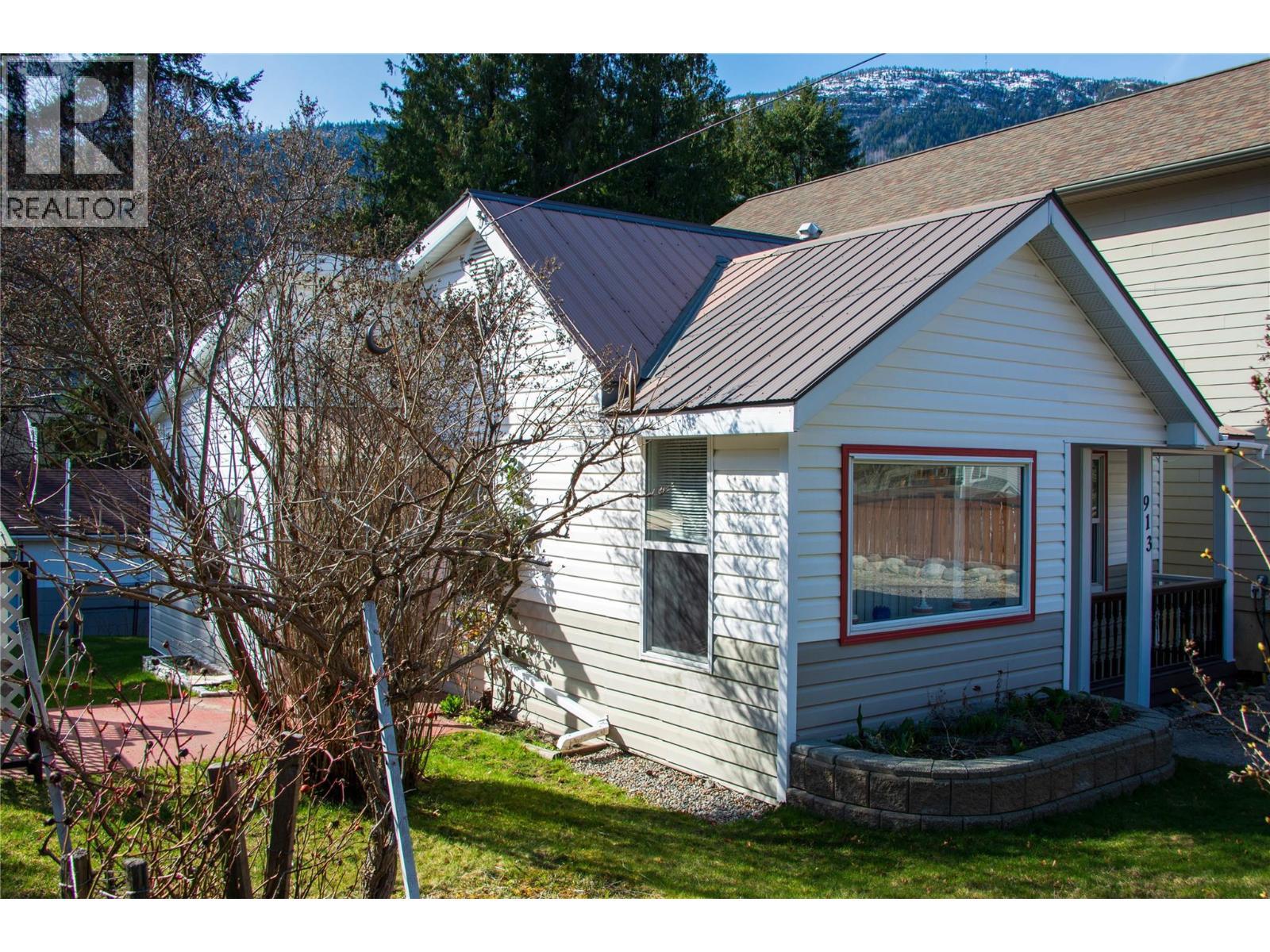 913 Sixth Street, Nelson, BC - Outdoor