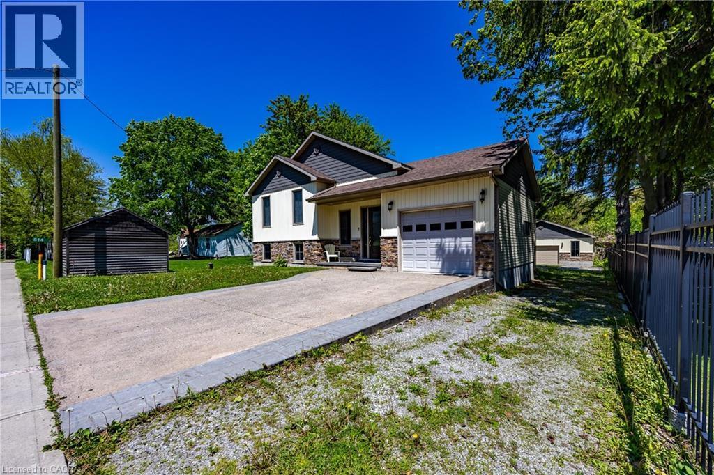 Multi-level exterior with mixed siding, stone accents, and a single-car garage - 514 Fishers Glen Road, Vittoria, ON - Outdoor
