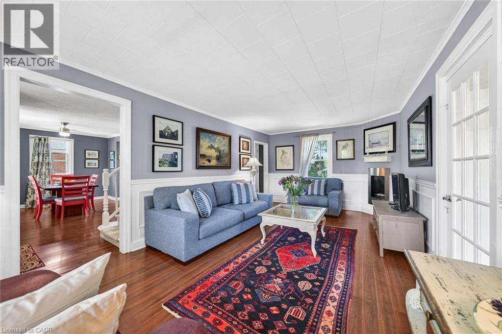 439 Murray Street, Grimsby, ON - Indoor Photo Showing Living Room