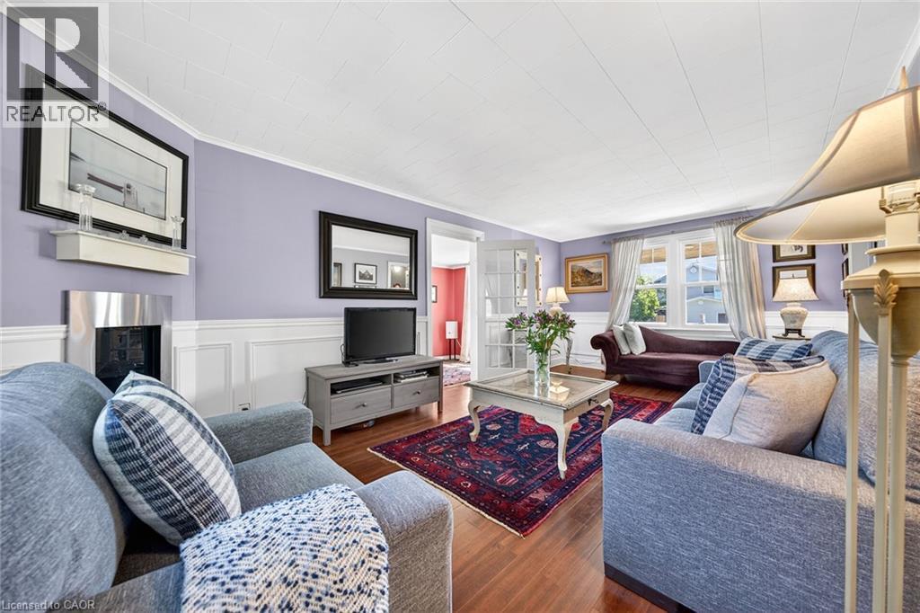 439 Murray Street, Grimsby, ON - Indoor Photo Showing Living Room