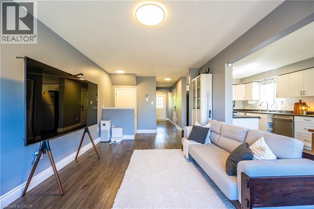 423 Veronica Drive, Kitchener, ON - Indoor Photo Showing Living Room