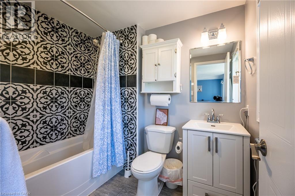 423 Veronica Drive, Kitchener, ON - Indoor Photo Showing Bathroom